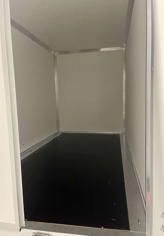 258x130cm - enkelas 1500kg geremd gesloten aanhangwagen 