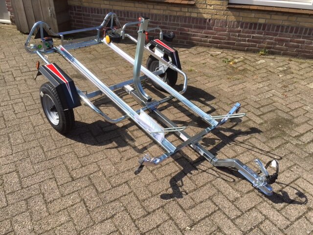 Fietsaanhangwagen voor vervoer van 2 elektrische fietsen