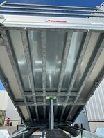 Benne basculante 305 x 153 cm - 2 500 kg - double essieu - frein&eacute;e