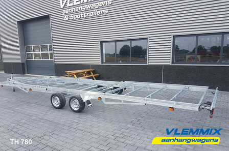 Tiny House plateau dubbelas trailer met platform afmeting 780x244cm en 3500kg as.