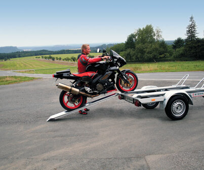 Ongeremde motortrailer type MT van Stema compleet met oprijplaat. 