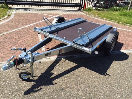 STLP 210x153cm Geremde motortrailer van Stema compleet met oprijplaat. 