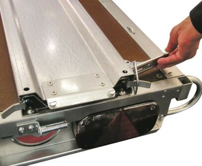 STLP 210x153cm Geremde motortrailer van Stema compleet met oprijplaat. 