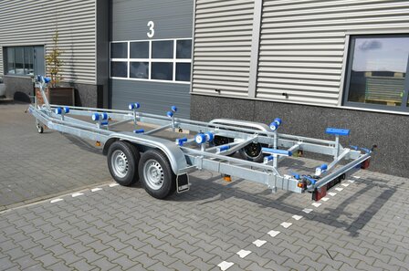 Boottrailer 840x255cm 2700kg, nu met gratis boeg geleider