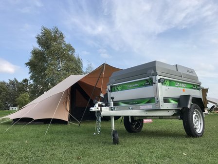 Remorque &agrave; bagages DaXara type 158 d&#039;une capacit&eacute; de 1100 litres et s&eacute;curis&eacute;e par des amortisseurs. 