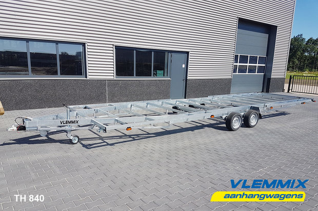 Tiny House plateau dubbelas trailer met platform afmeting 840x244cm en 3500kg as.