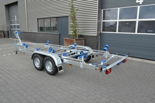 Boottrailer 700x220cm 2700kg, nu met gratis boeg geleider