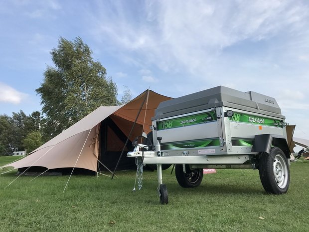 Remorque à bagages DaXara type 158 d'une capacité de 1100 litres et sécurisée par des amortisseurs. 