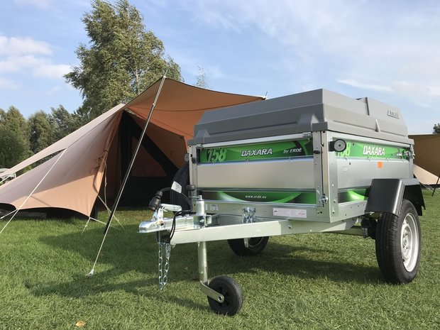 Remorque à bagages DaXara type 158 d'une capacité de 1100 litres et sécurisée par des amortisseurs. 