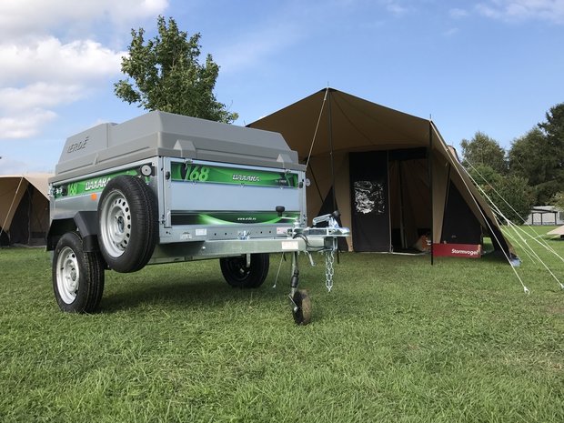 Remorque à bagages DaXara type 168 d'une capacité de 1300 litres et sécurisée par des amortisseurs. 