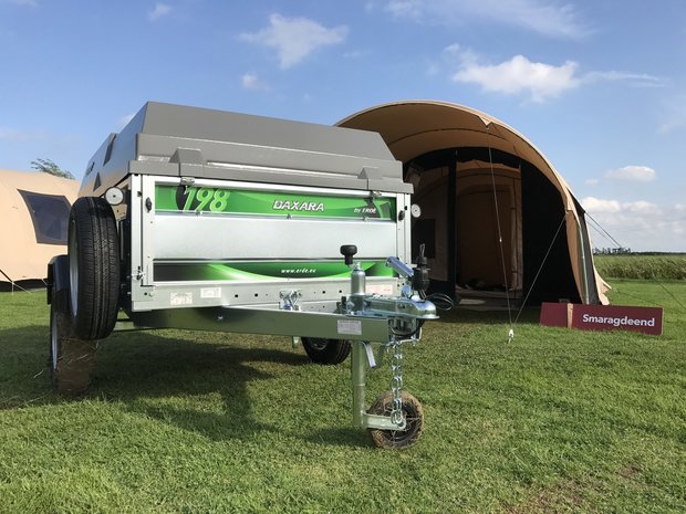 Remorque à bagages DaXara type 198 d'une capacité de 1500 litres et sécurisée par des amortisseurs. 