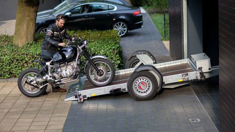 251x153cm afzinkbare WOM XT motoraanhangwagen met 750kg as.