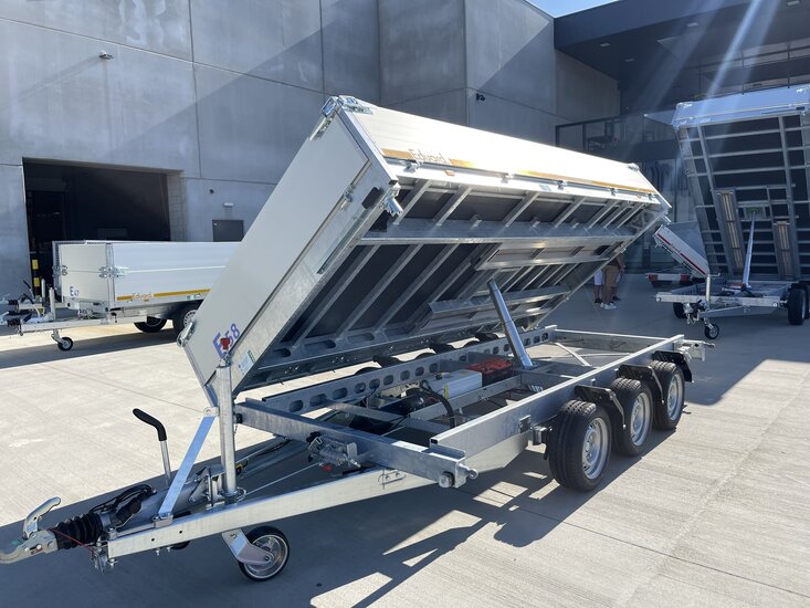 Kipper geremd 406x200cm - 3500kg - met alu borden 30cm - drieasser - Rijplaten en steunpoten