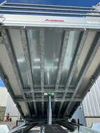 Kipper geremd 305x178cm - 3000kg - met alu borden 30cm - dubbelas 