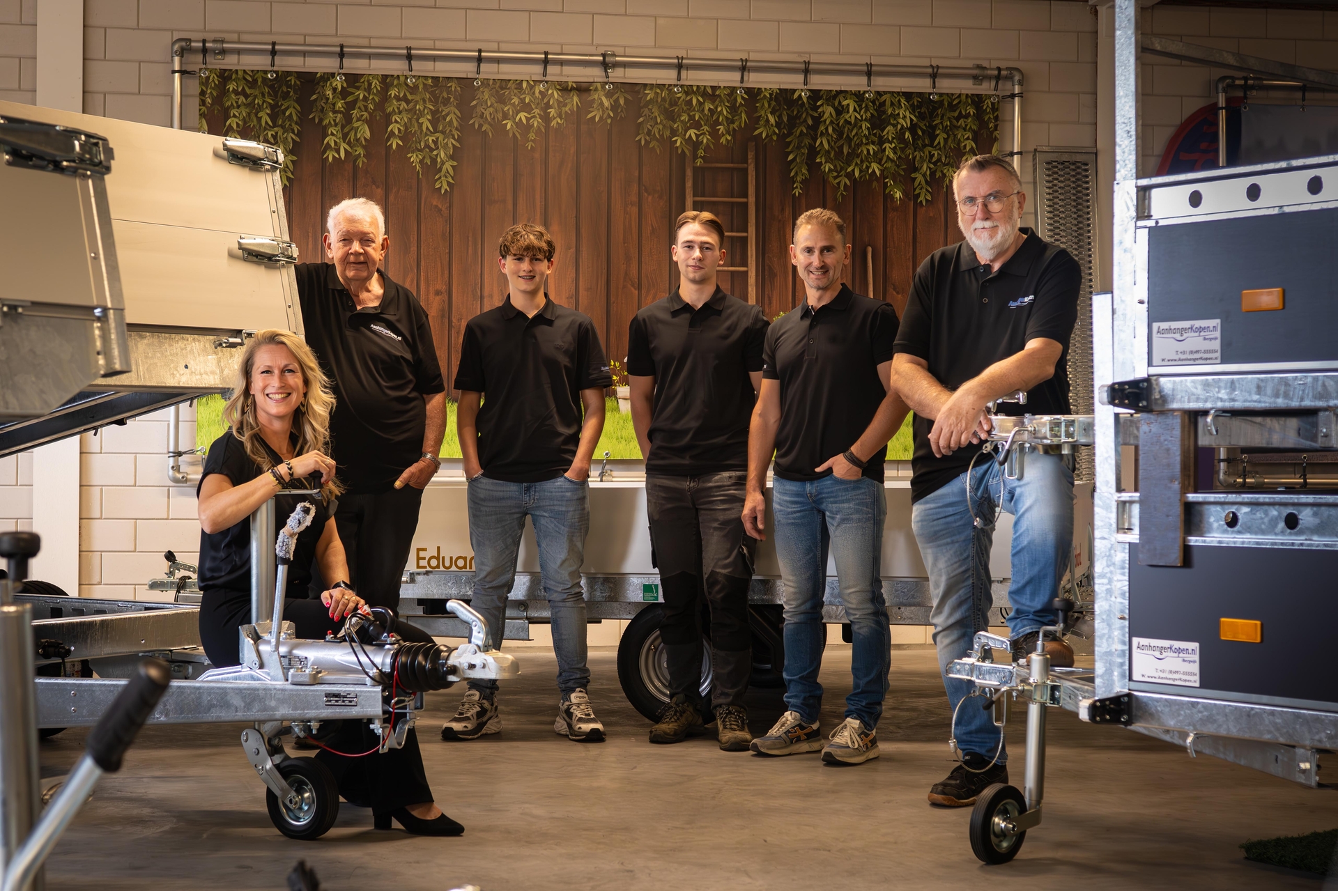 Team van Aanhangerkopen.nl voor de showroom in Bergeijk