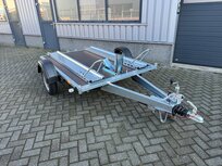 210x153cm STLP Geremde motortrailer van Stema compleet met oprijplaat en 1 extra inrijklem. 210x153cm STLP Geremde motortrailer van Stema compleet met oprijplaat en 1 extra inrijklem.